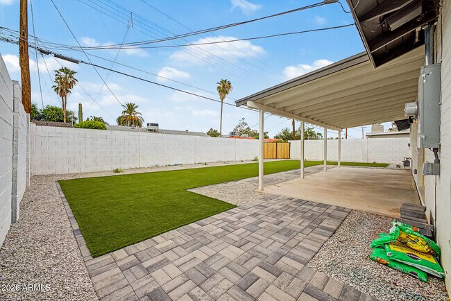 Building Photo - 8440 E Palm Ln