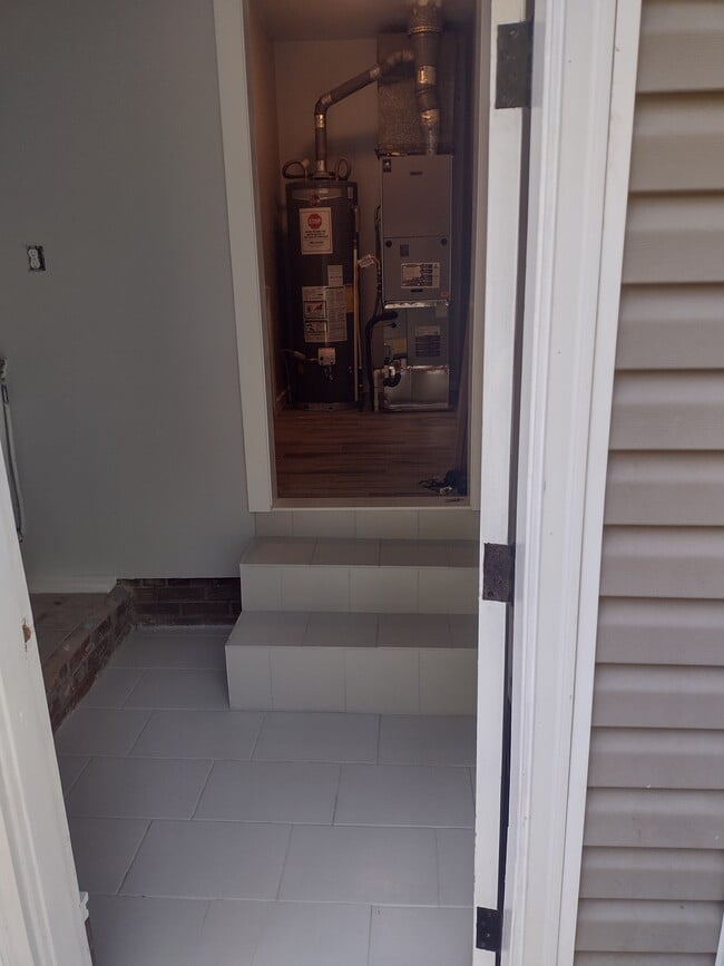 Building Photo - 2525 Deerfield Dr