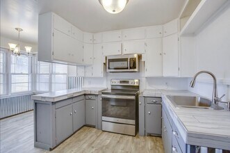 Building Photo - 3 Bedroom 2 Bathroom house with lots of Character!