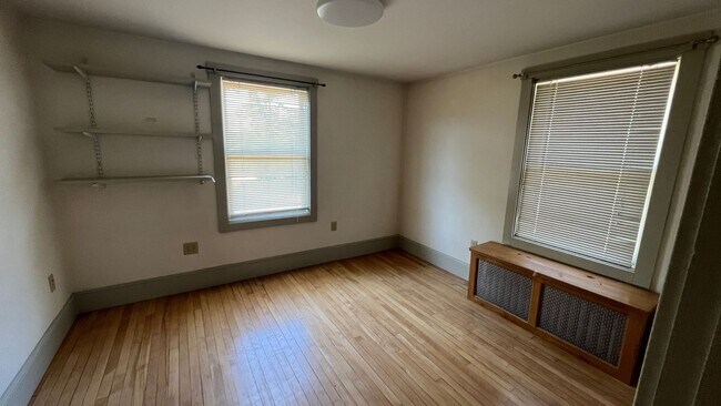 Building Photo - Large 4 Bedroom Apartment All Utilities In...