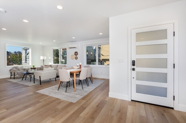 Building Photo - Ballard Living: Contemporary 5BR, 3.5BA Top-Level Unit!!