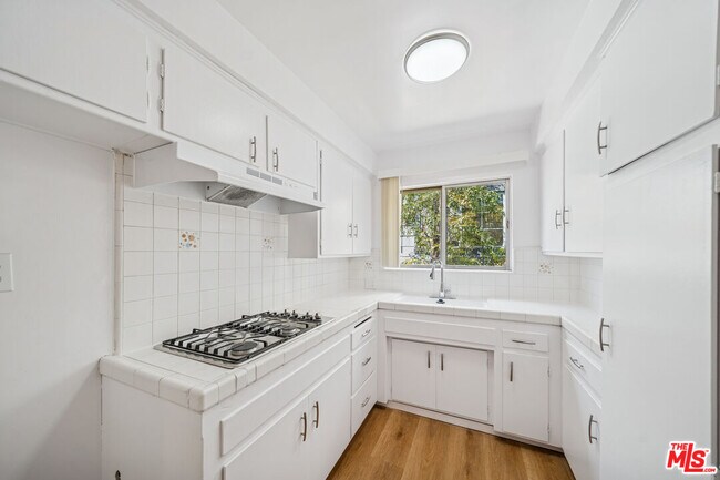 Building Photo - 842 Westbourne Dr