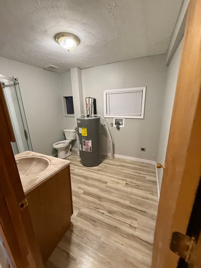 Building Photo - Three Bedroom Two Bath Home in Huntington