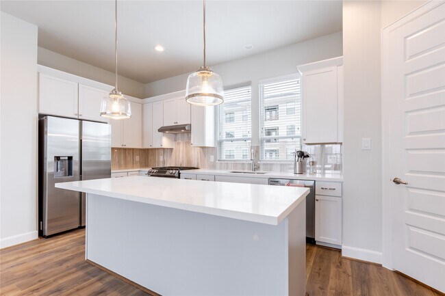 Building Photo - 2802 Grand Fountains Dr
