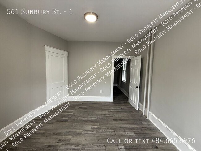 Building Photo - 561 Sunbury St