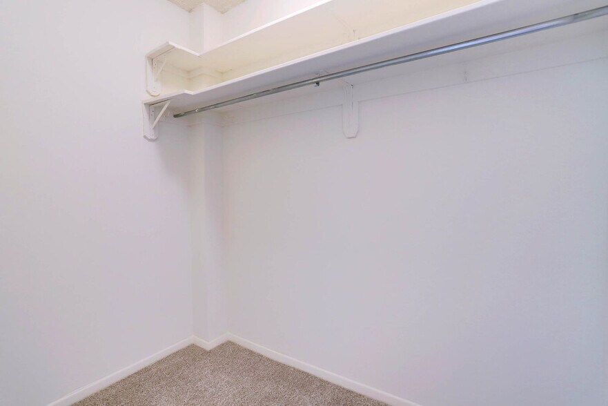 Building Photo - 1600 S Eads St