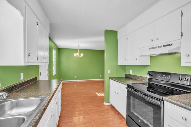 Building Photo - 3BR/2BA Cul-de-Sac Retreat Minutes from Downtown..Fenced Yard & Deck! $2100/mo rent