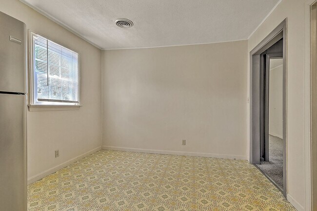 Building Photo - 2207 Buckingham Rd