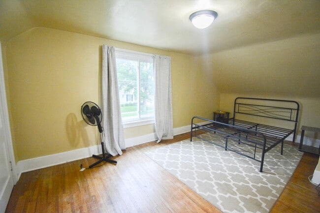 Building Photo - 2 Bedroom in Fantastic Downtown/Silver Lak...