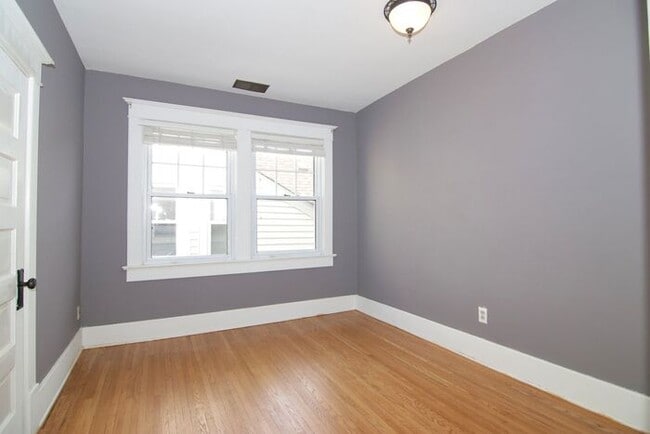 Building Photo - Great Location Steps From Main Street in S...