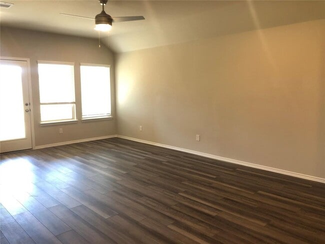 Building Photo - Fabulous home in a beautiful GATED MASTER PLANNED COMMUNITY