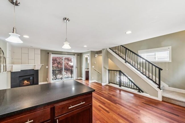 Building Photo - 3 bedroom in Seattle WA 98199
