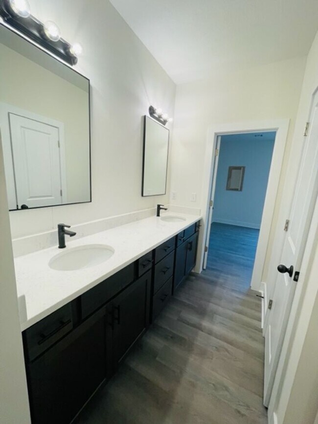 Building Photo - 1632/34 Hickory Creek