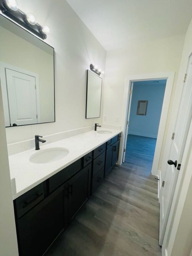 Building Photo - 1638/40 Hickory Creek