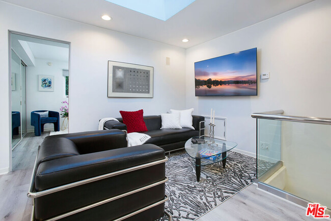 Building Photo - 1166 San Ysidro Dr