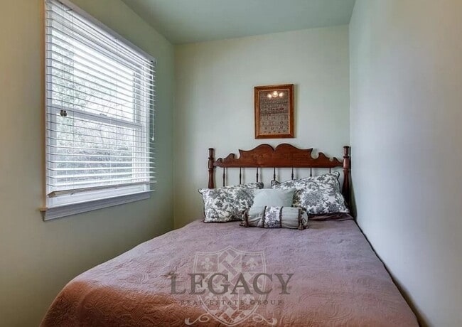 Building Photo - 1101C Biltmore Dr