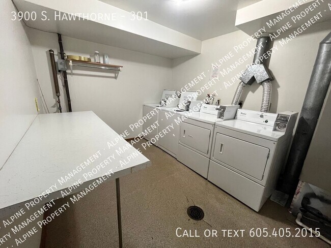 Building Photo - 3900 S. Hawthorne-301