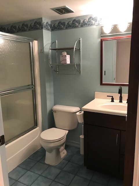 Full Bathroom - 1245 S Maple Rd