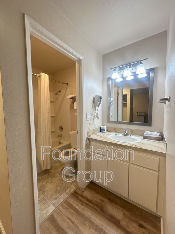 Building Photo - 400 10th Ave