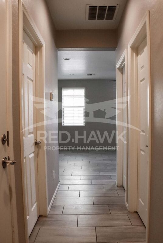 Building Photo - 250 N Sandal
