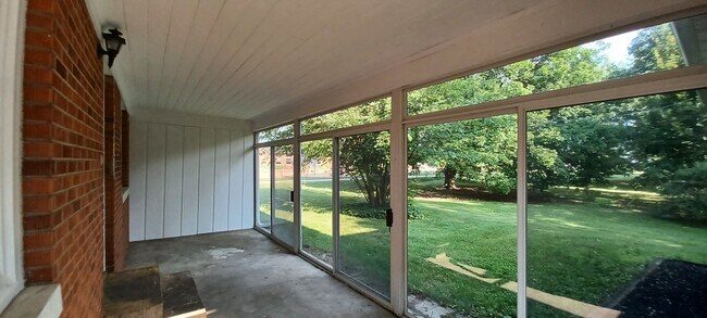 Building Photo - Lovely brick ranch in Millersburg!