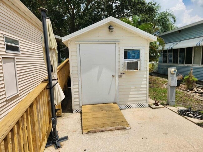 Building Photo - 582 Lake Dr