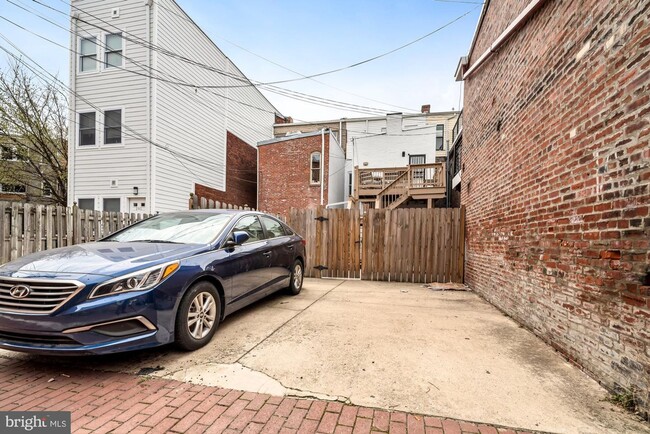 Building Photo - Le Droit Park Renovated Three Bedroom W/Pa...