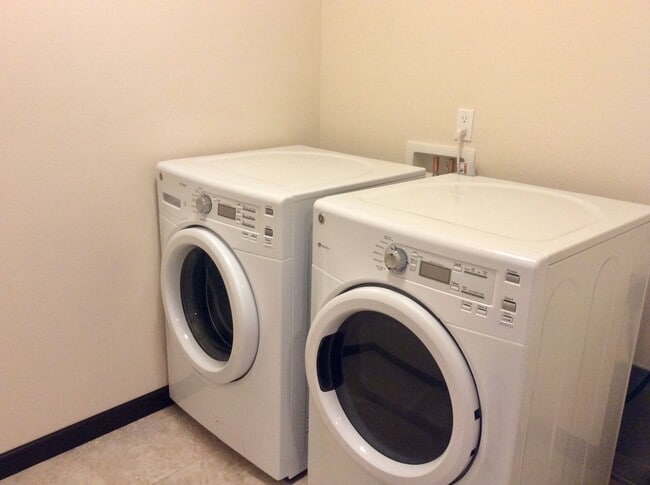 Building Photo - Beautiful, spacious townhouse for rent