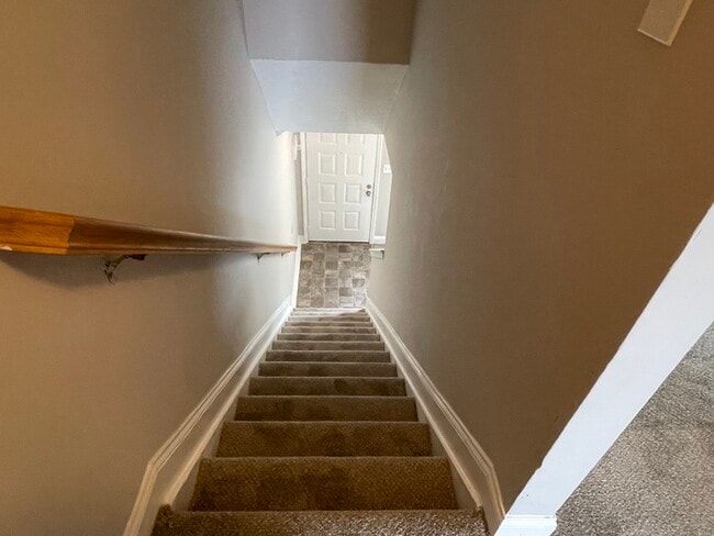 Building Photo - Charming 2-Bedroom Townhome in Prime Charl...