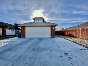 Building Photo - Fresh & Clean!!