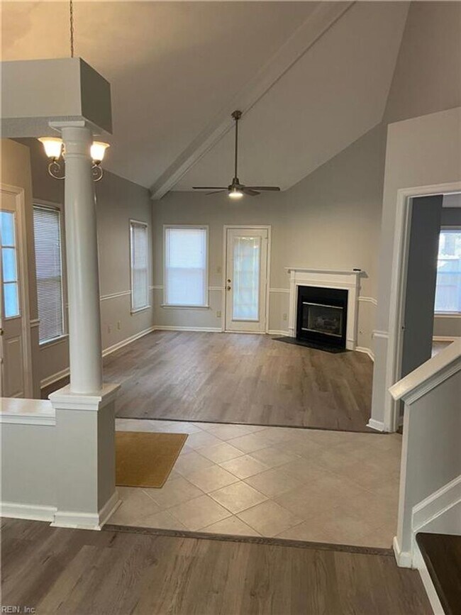 Building Photo - Move In Ready Townhouse in Yorktown