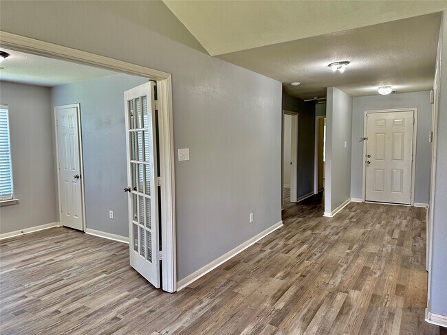 Building Photo - 29006 Trinity River Dr
