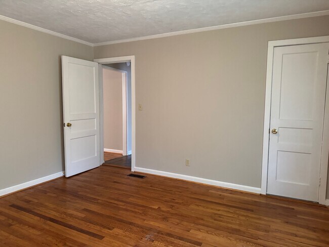 Building Photo - 1625 Pineland Ave
