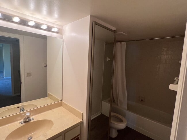 Building Photo - Two-Bedroom 2 story townhome- Prime location off Conroy near Millenia!!