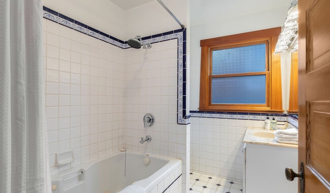 Building Photo - 173 Aloha St