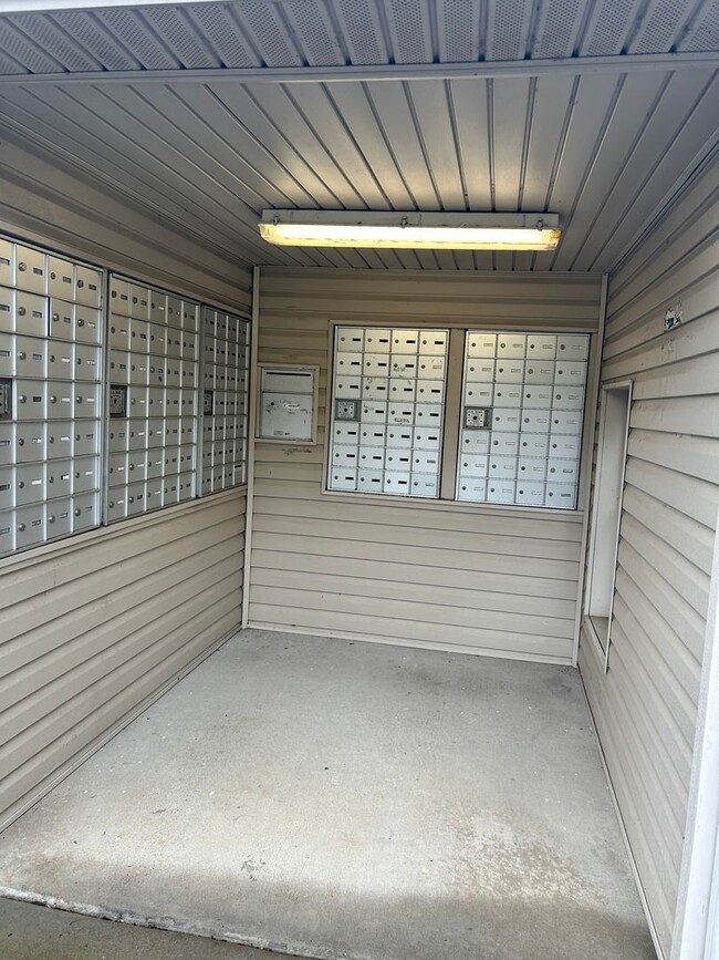 Building Photo - Two master suites - Super Location - Must See!