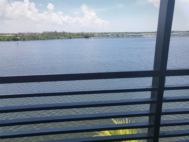 Building Photo - 1075 NE Miami Gardens Dr