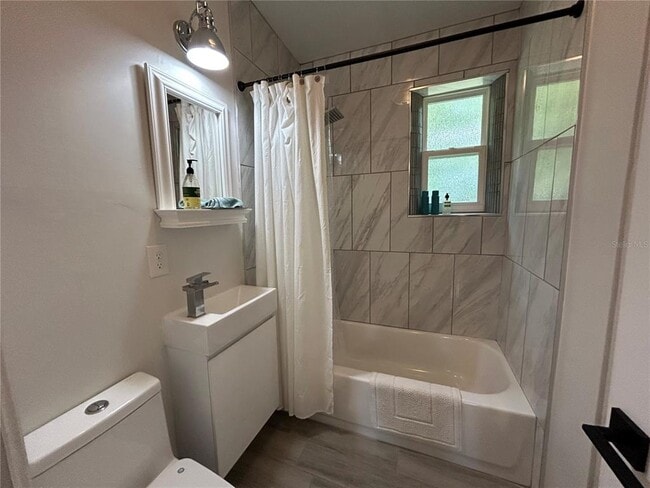 Building Photo - 816 NE 9th Ave