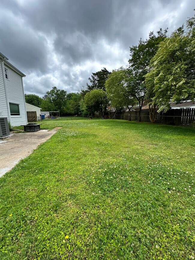 Building Photo - Pembroke Manor-4 bedroom 2.5 bath Single f...
