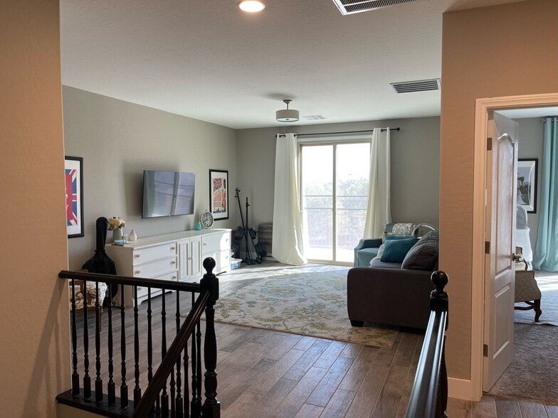 loft - 10647 Marble Arch St