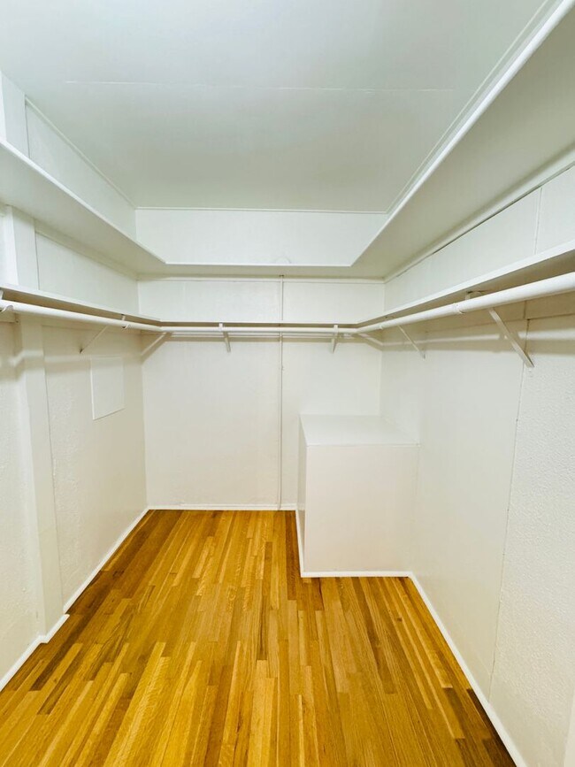 Building Photo - 902-360 N MANSFIELD AVE