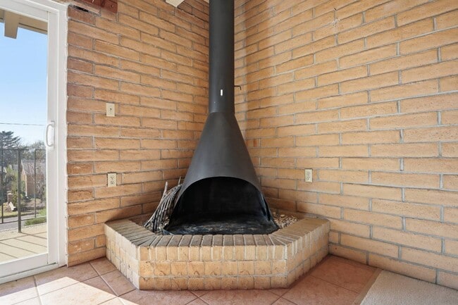 Building Photo - 500 NE 15th St