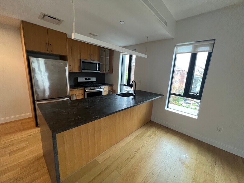 Building Photo - 83 Gardner St