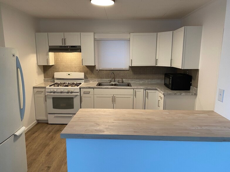 Dining room to kitchen - 904 W 26th St