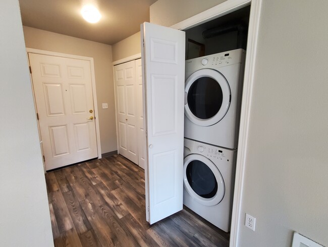 Foyer/Laundry - 1724 Texas St