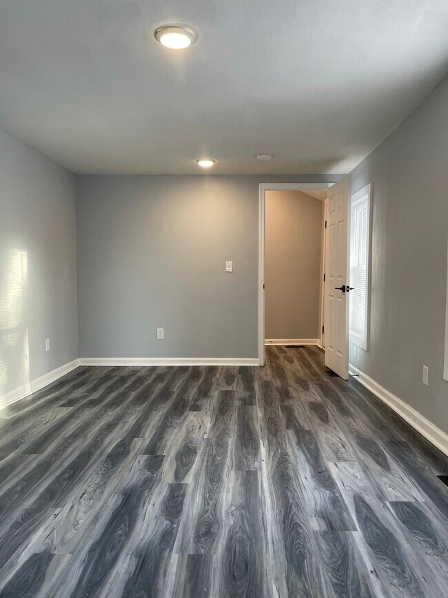 Building Photo - 627 Hawley Ave