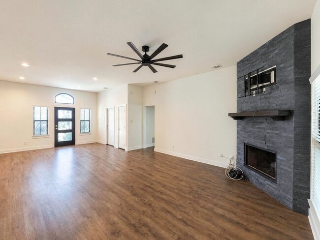 Building Photo - Modern 3 Bed / 2 Bath Home with Central Air & Updated Appliances in West Temple