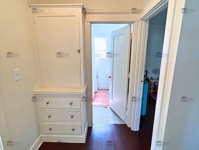 Building Photo - Single Story 2BD/1BA Home Minutes to the B...