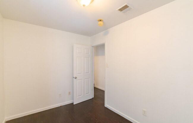 Building Photo - 305 N 41st St