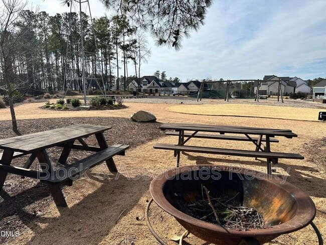 Building Photo - 99 Daybreak Way